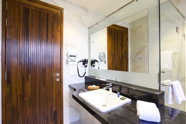 Junior_suite_bathroom_amenities